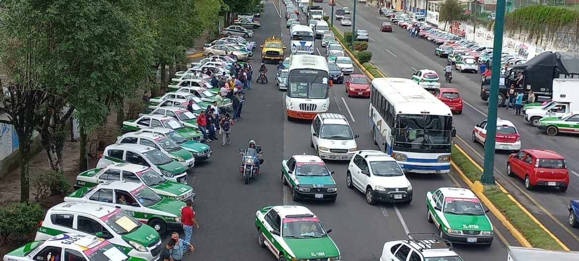 Caos en la Xalapa-Banderilla por bloqueo de transportistas