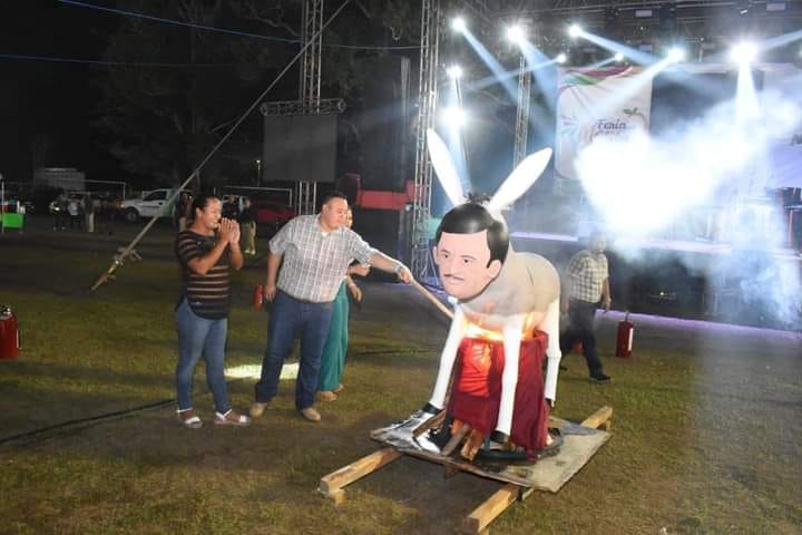 Pide Cuitláhuac a diputado Maleno que «aguante», tras quemar figura con su rostro en inicio de Feria de Medellín