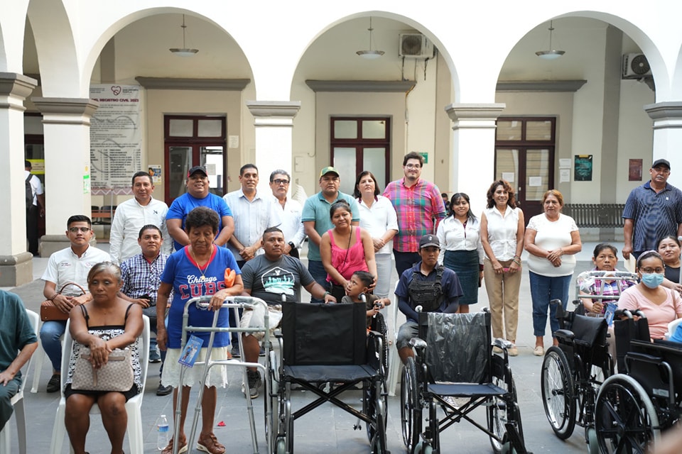 Entregan, Ayuntamiento y DIF Municipal de San Andrés, aparatos funcionales a población vulnerable