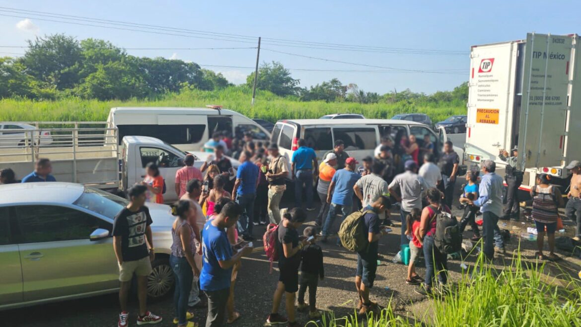 Identifica INM 172 migrantes extranjeros abandonados en un tractocamión en la Jáltipan-Cosoleacaque