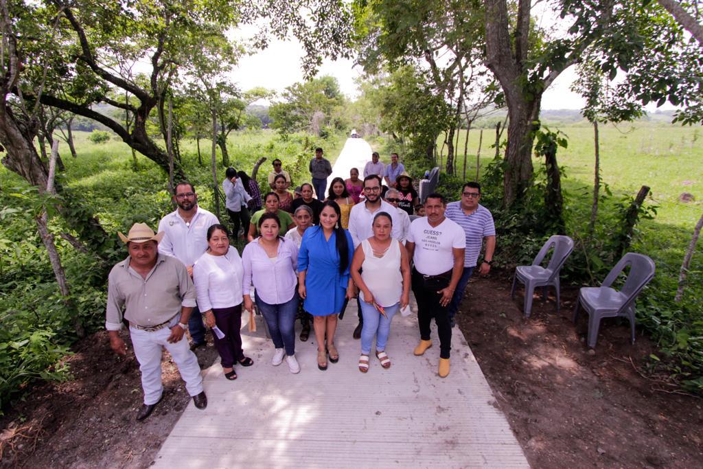 Inaugura Kristel Hernández pavimentación en concreto hidráulico en Nanchital