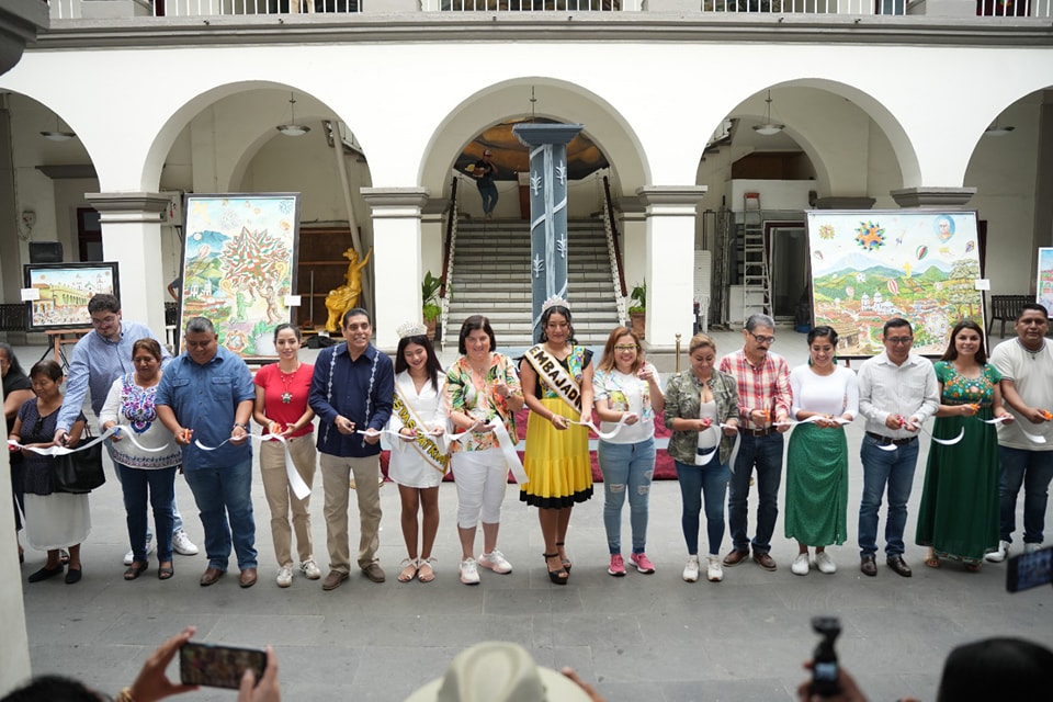 Alcaldesa inaugura muestra pictórica de tradición globera y entrega reconocimientos a artistas sanandrescanos