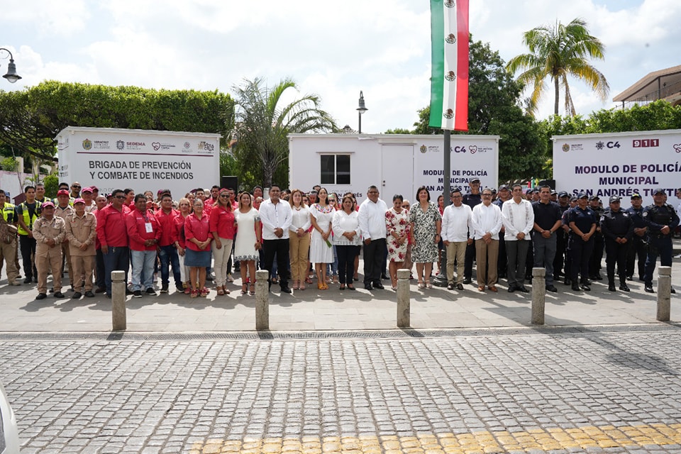 Entrega alcaldesa módulos de respuesta rápida para policía municipal y camioneta para protección civil de San Andrés Tuxtla