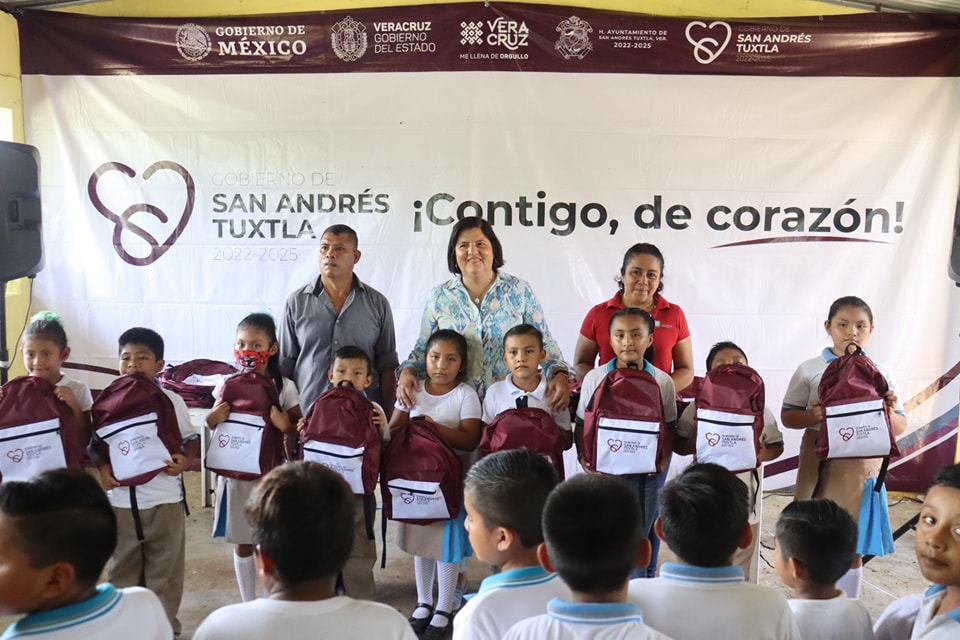Entrega Alcaldesa de San Andrés, mochilas escolares en primaria de La Redonda