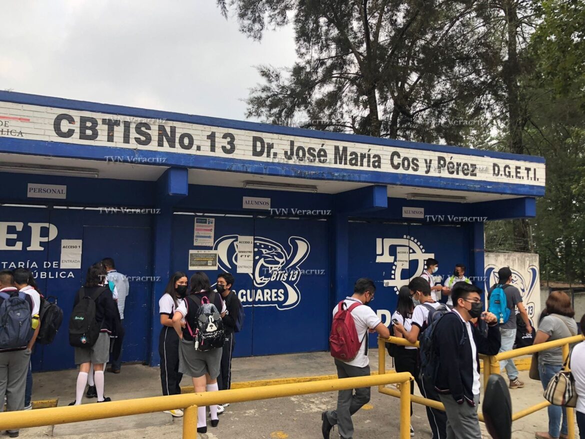 En Xalapa, Directora y presidenta de comité escolar del CBTIS 13 hacen perdediza las cuotas escolares