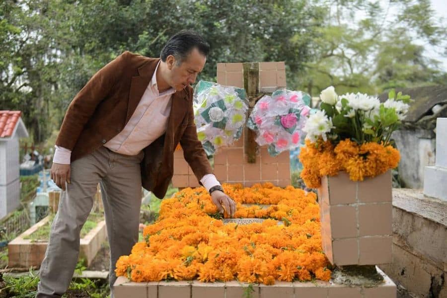 A pesar del frío, panteones abiertos en Xalapa; gobernador visita a familiares fallecidos