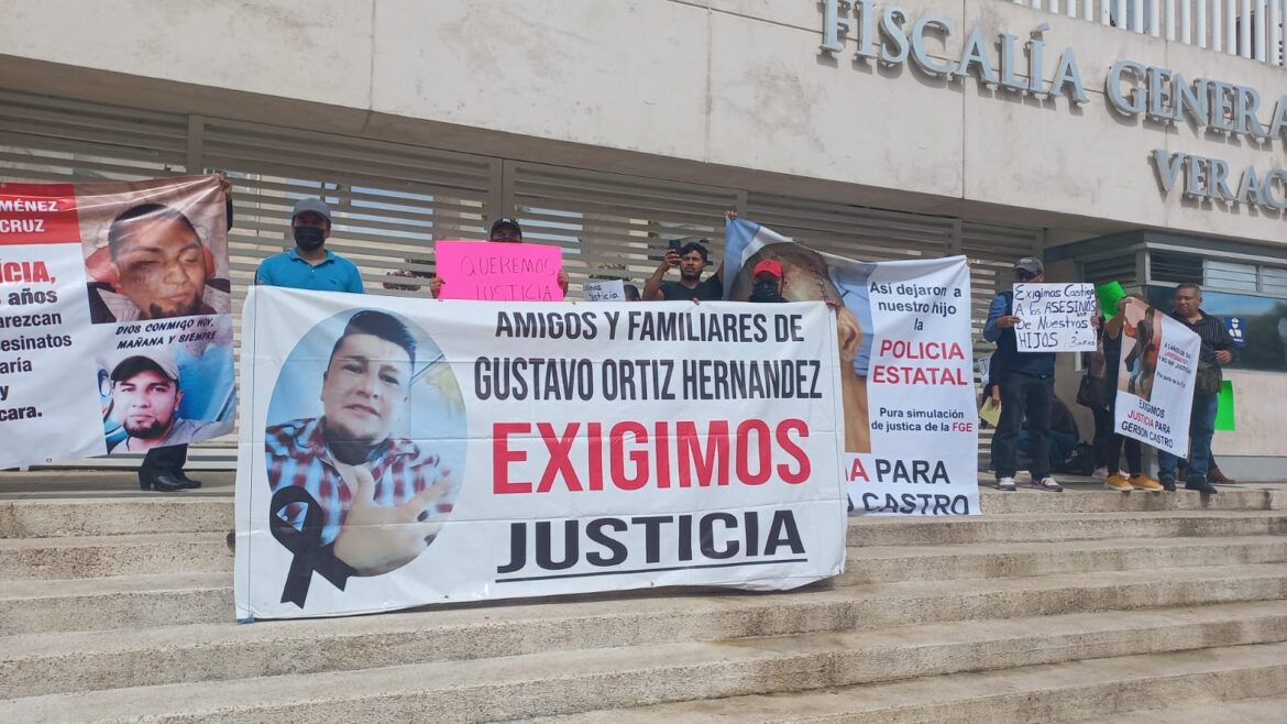 Familiares de joven fallecido en el Cuartel San José protestan en la Fiscalía general del estado