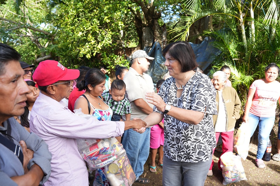 Alcaldesa entrega apoyo alimentario a pescadores de la Laguna Encantada afectados por las lluvias