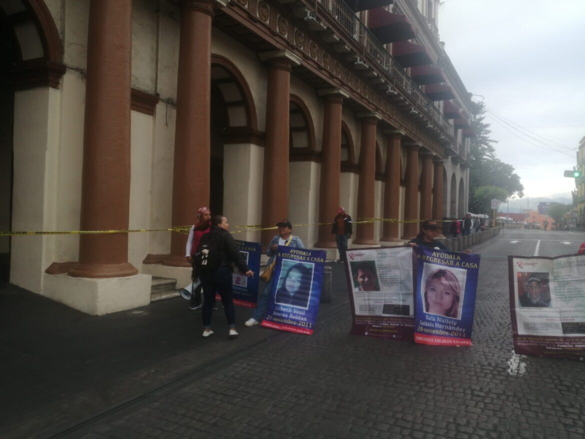 Amanece el centro de Xalapa bloqueado por colectivos de búsqueda de desaparecidos