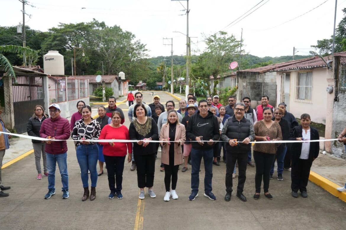 Inaugura alcaldesa de San Andrés Tuxtla, obra de pavimentación en la colonia Hábitat