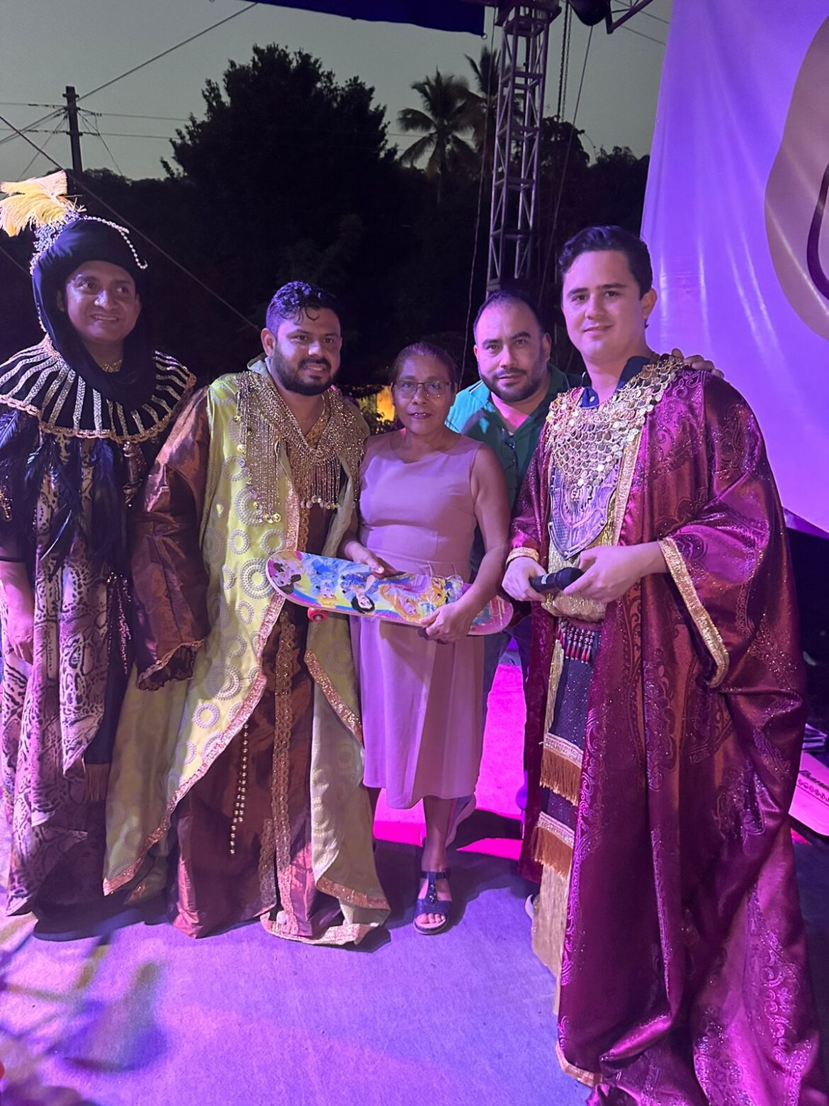 Celebra Fararoni «Día de Reyes» con niños y niñas de San Andrés Tuxtla