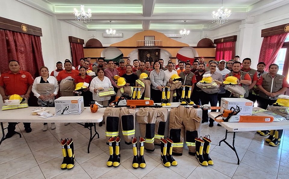Con equipo y uniformes nuevos, gobierno estatal y municipal benefician a PC y bomberos de San Andrés Tuxtla