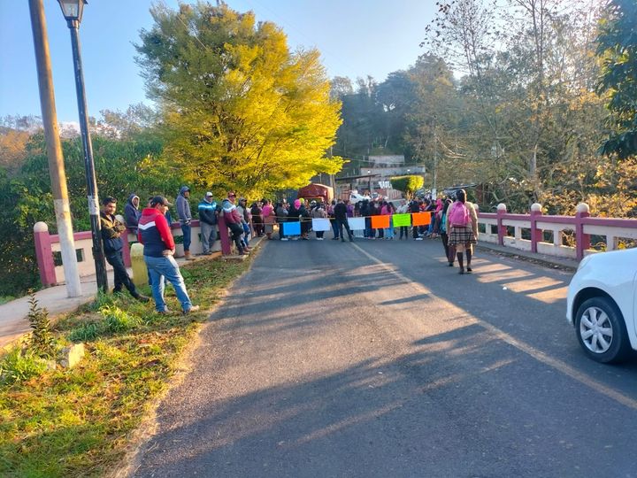 Bloquean carretera Xalapa-Naolinco-Misantla, demandan a la SEV maestros para Miahuatlán