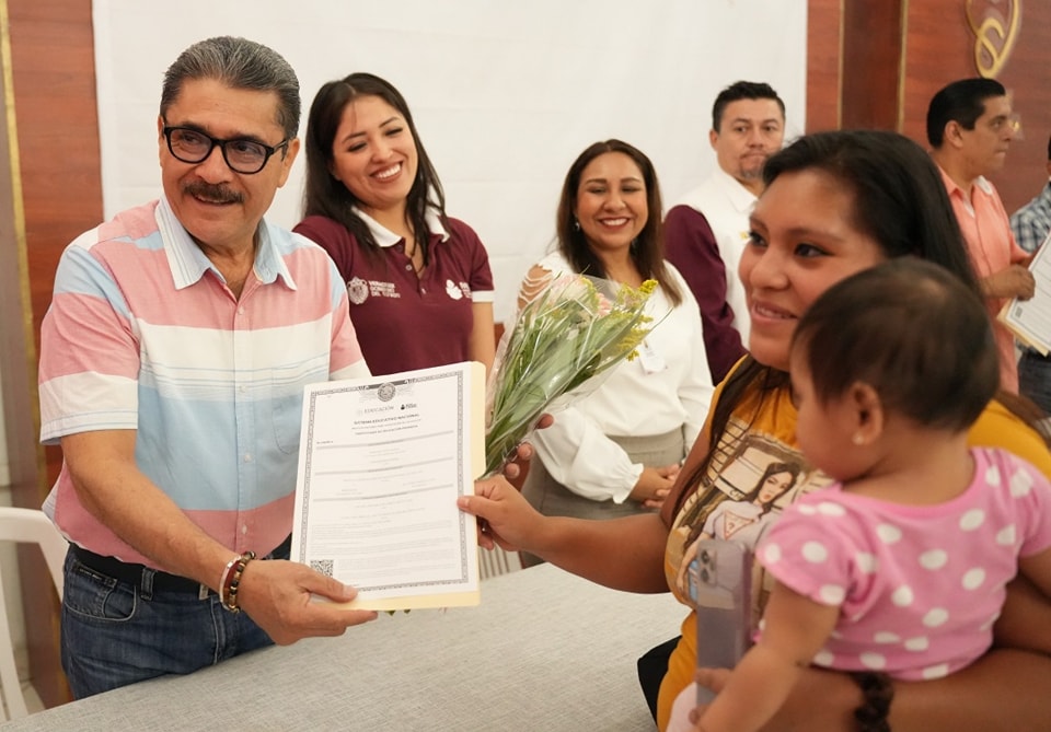Realizan Segunda Etapa de entrega de certificados de primaria y secundaria a mujeres de San Andrés Tuxtla