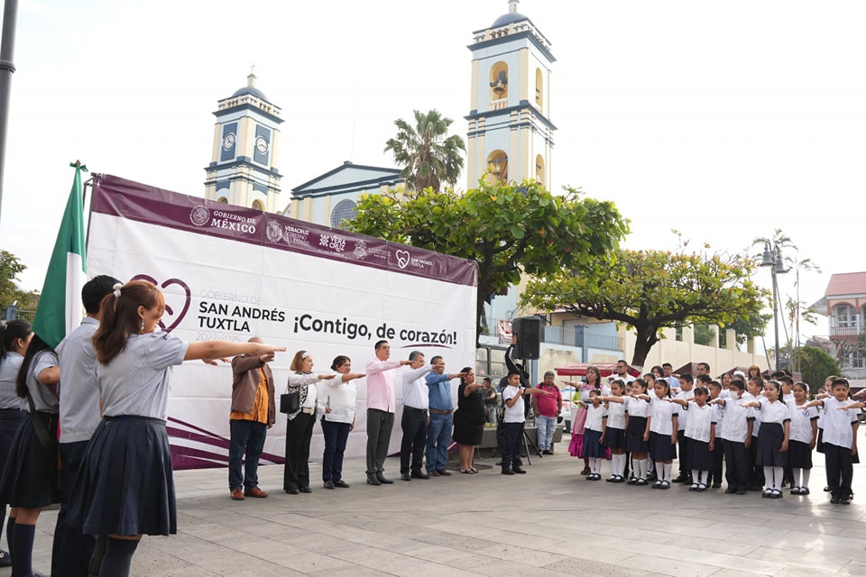 Realizan acto cívico por Día de la Lengua Materna, en San Andrés Tuxtla