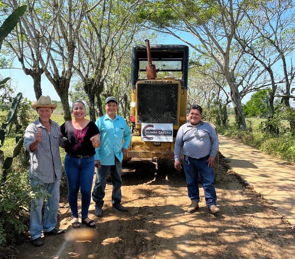 Con participación ciudadana rehabilitamos nuestros caminos rurales en Santiago Tuxtla: Liliana Castro