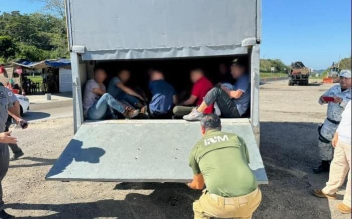 Rescatan a 64 migrantes en Veracruz; viajaban hacinados en camionetas