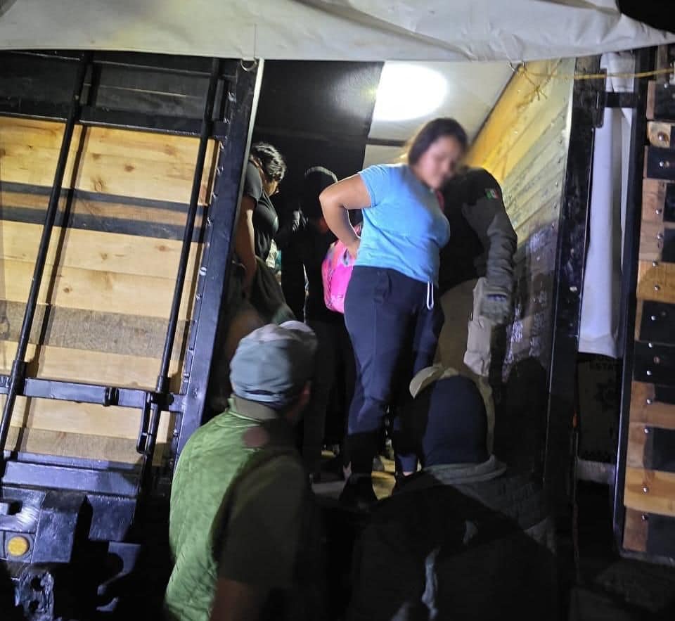 En Veracruz, INM, Sedena y GN localizan a 156 extranjeros que viajaban hacinados en vehículos de carga