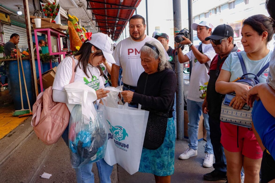 Lleva PMA jornada «fuera plásticos» en mercados del Puerto de Veracruz