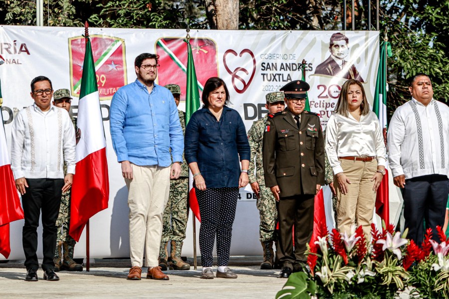 Autoridades civiles y militares conmemoran Día de la Bandera en San Andrés Tuxtla