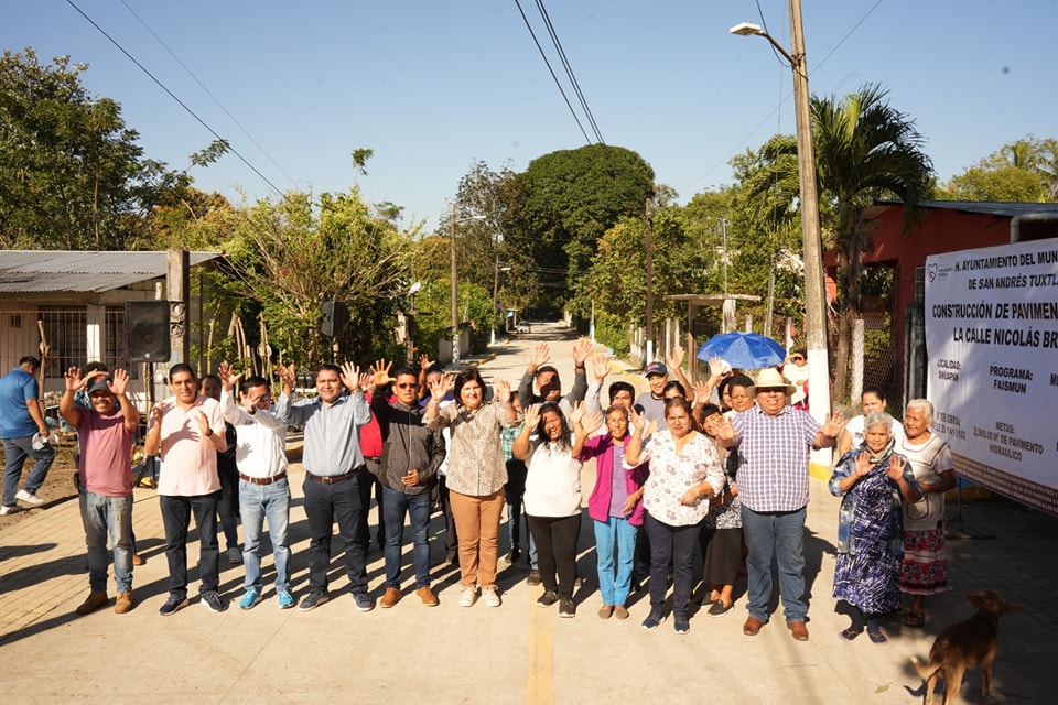 Con pavimentación de la calle Nicolás Bravo el Gobierno Municipal contribuye al desarrollo urbano en Sihuapan