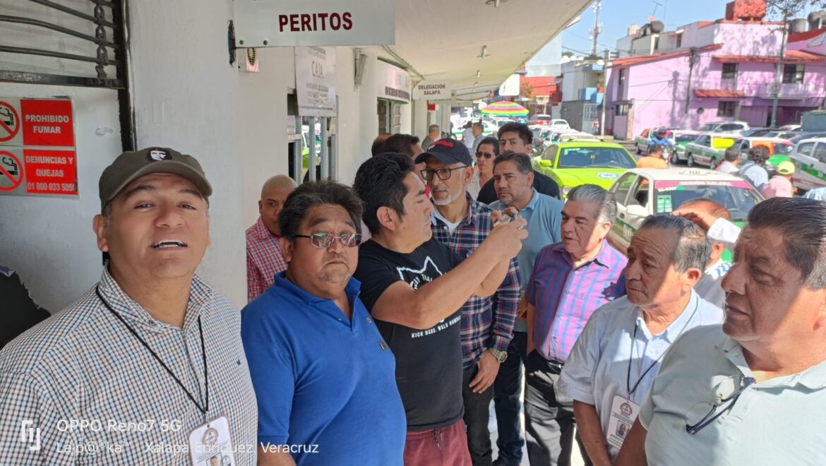 Se manifiestas taxistas en Xalapa; acusan abusos de agentes de Tránsito y Seguridad Vial