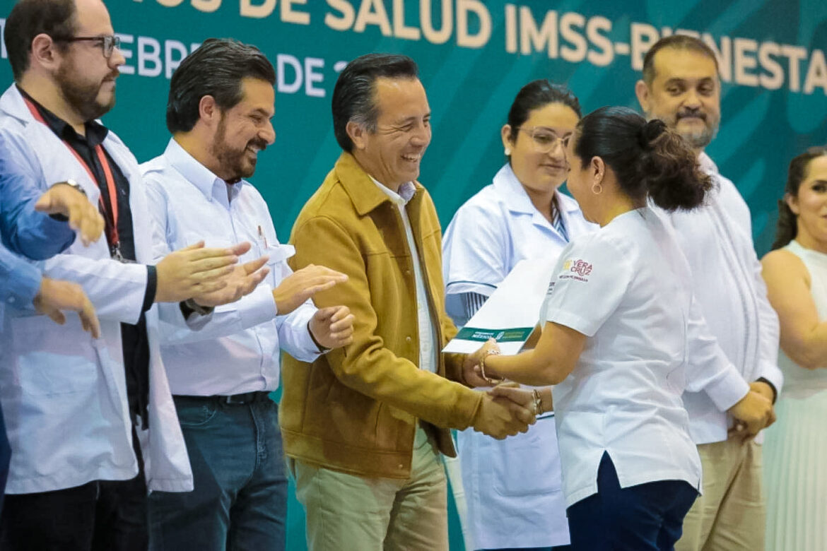 Cuitláhuac García y Zoé Robledo presiden primera etapa de basificación del personal del sector salud