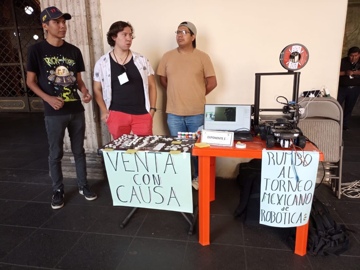 Alumnos del Tec de Xalapa instalan módulo para colectar fondos para asistir a Torneo Nacional de Robótica