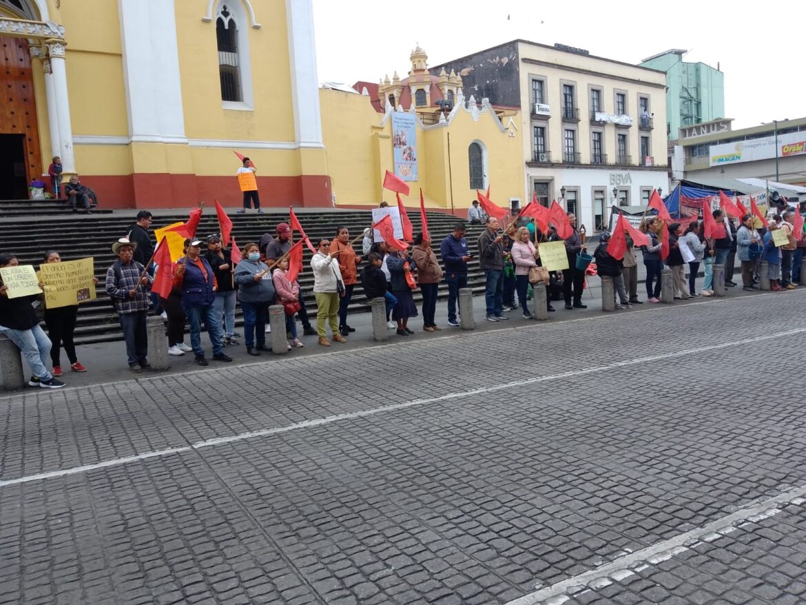 En Xalapa, antorchistas hacen cadena humana para protestar por la falta de agua