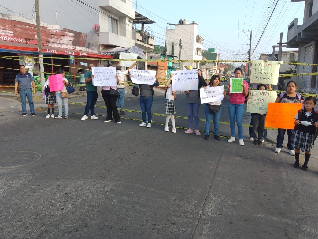 iguen las protestas en Xalapa por falta de maestros