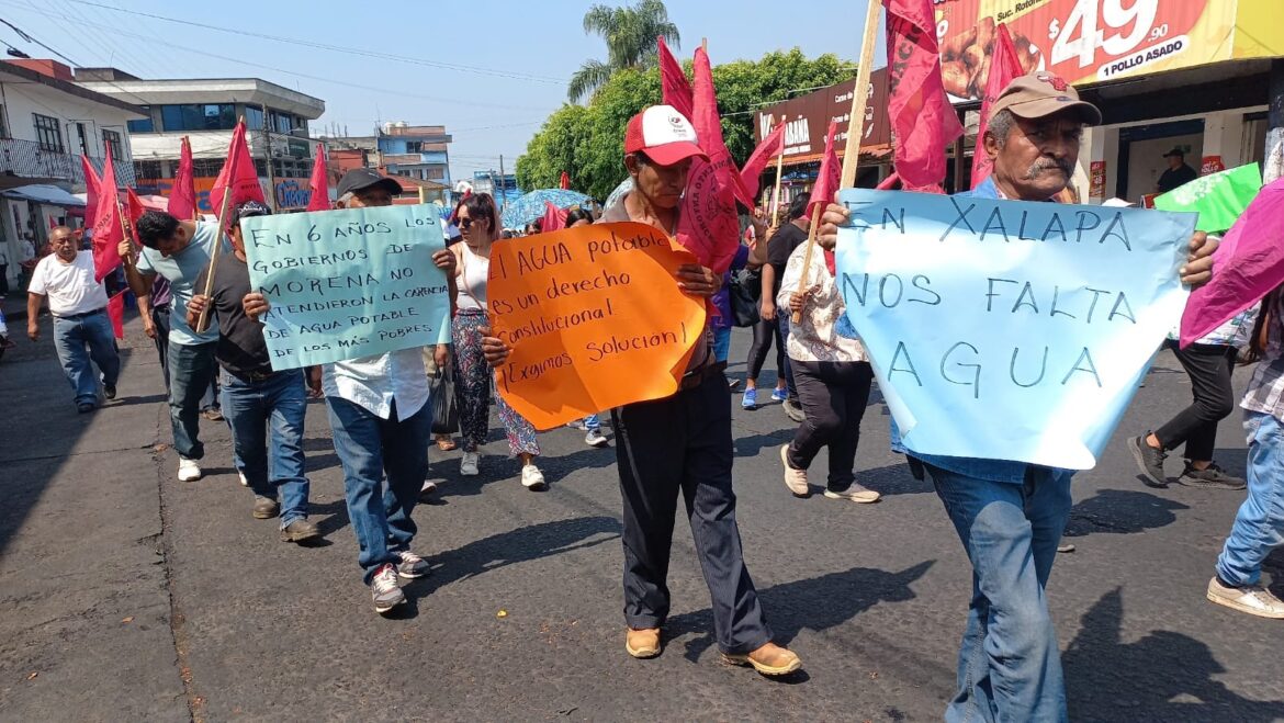 Se manifiestan en Xalapa porque no les manda pipas con agua