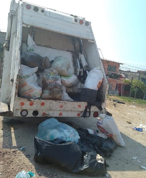 En Xico, no aguantan el fétido olor por camiones llenos de basura