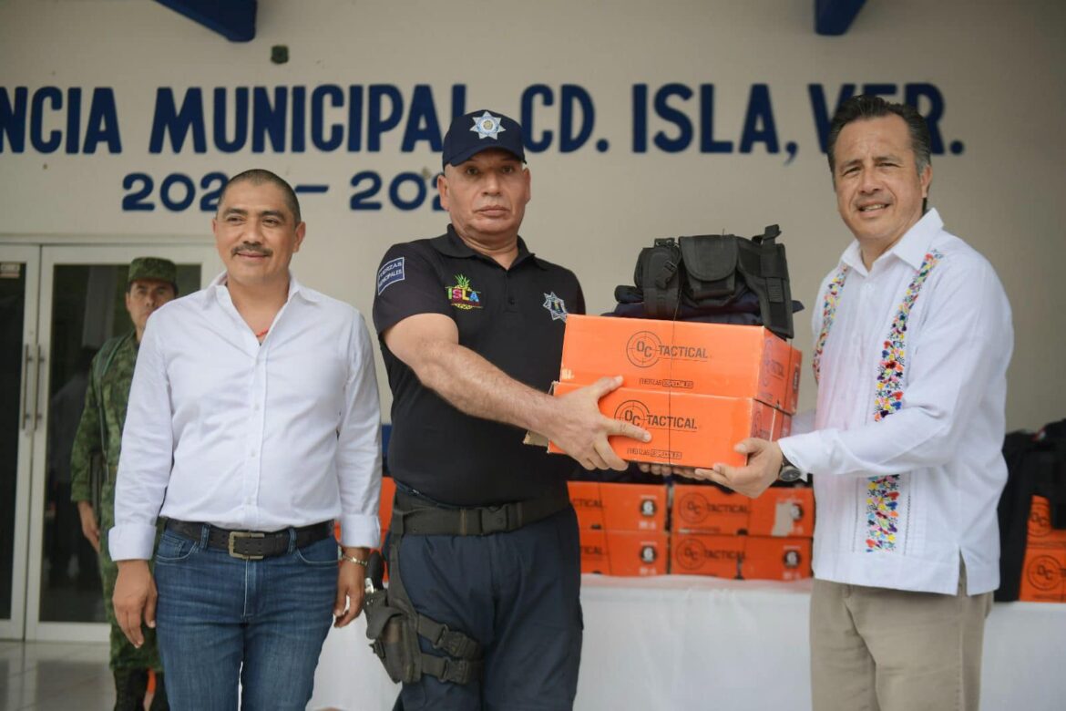 Entrega Cuitláhuac García equipamiento a policías de Isla